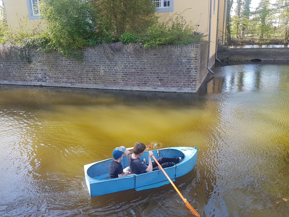 2 Kinder auf Boot im Burggraben