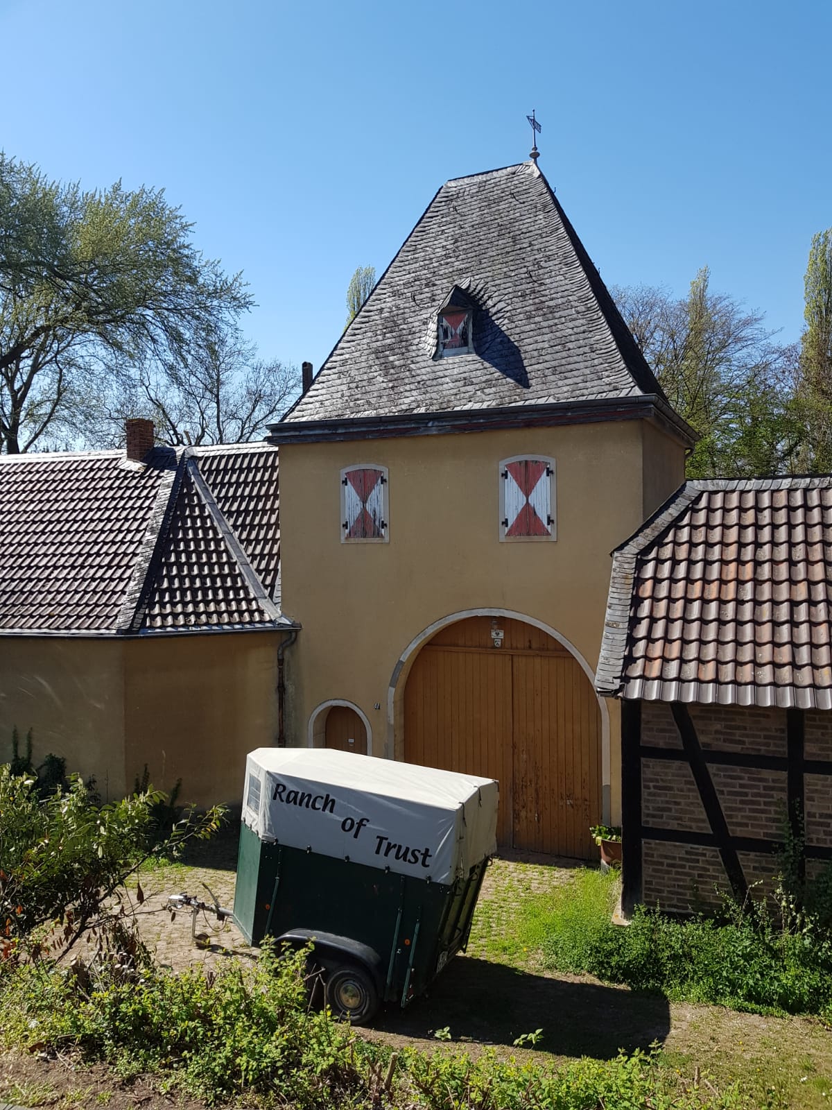 Pferdetransport-Anhänger vor dem Tor zur Burg