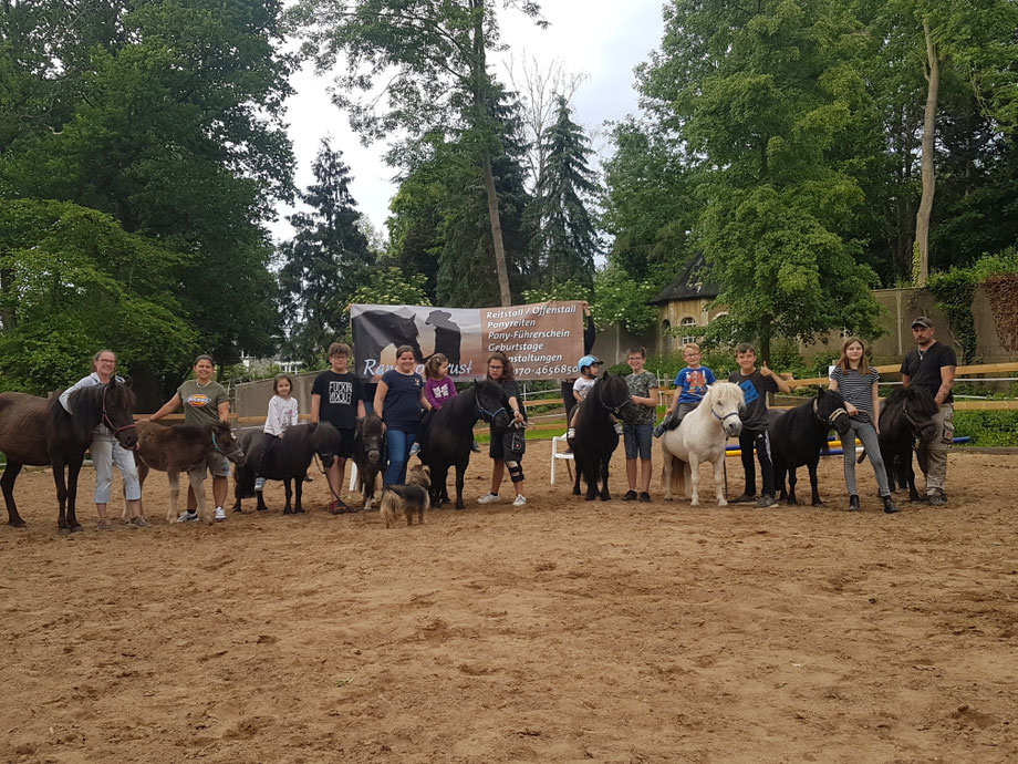 Ponys und Reiter auf dem nuen Reitplatz