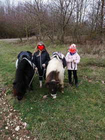 Kleine Kinder mit Ponys