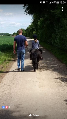 Kind beim Ausritt mit Pony